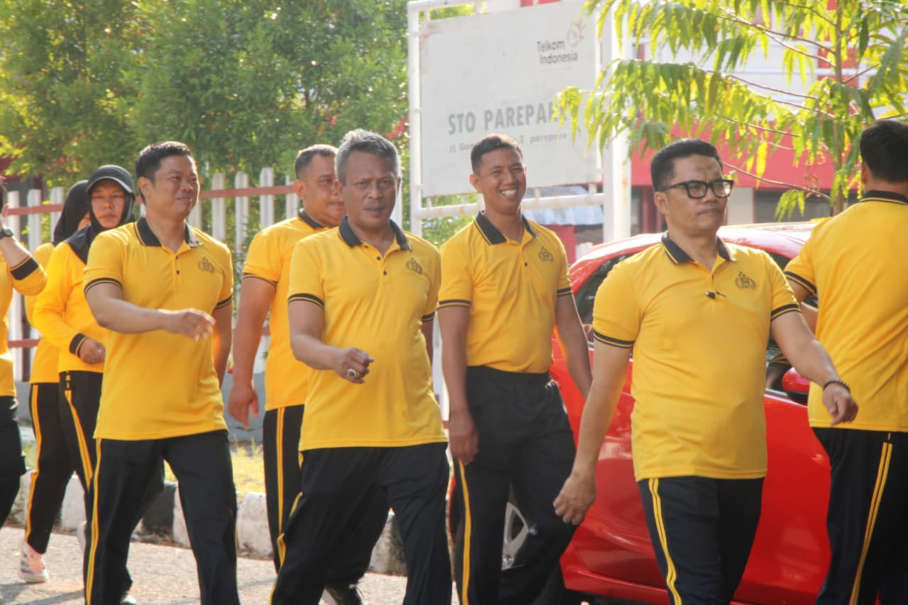 Personel Polres Parepare mengikuti jalan kaki bersama mengelilingi Kota Parepare